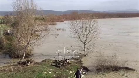 Reshje Te Dendura Shiu Ne Fier Rrezikohen Fshatrat Prane Lumit Vjosa