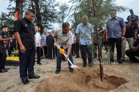 Sultan Mizan launches tree-planting programme at Pantai Batu Buruk | Nestia