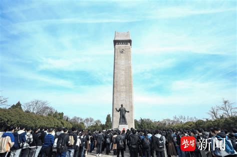 传承英烈精神 立志报效祖国，南大新生学院赴雨花台烈士陵园清明祭扫革命师生烈士纪念碑