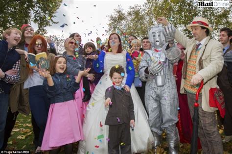 Casamento Coletivo Re Ne Casais De Doctor Who Em Londres V Rgula