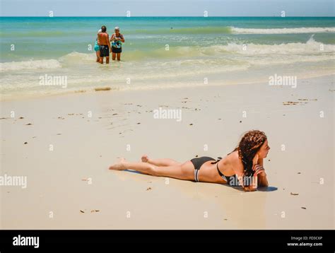 Femme allongée sur le ventre à la plage Banque de photographies et d