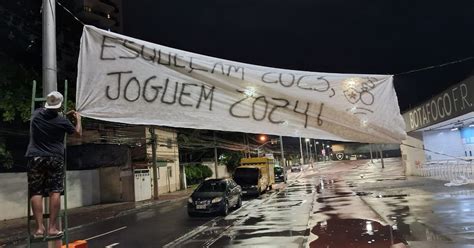 Torcedores Do Botafogo Espalham Faixas Na Linha Amarela E No Nilton