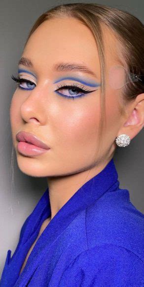 Gorgeous Makeup Trends To Try In Nude Cut Crease Blue Liner I