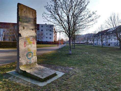 Ein Teil Der Berliner Mauer Steht In N Rnberg R Thenbach Beim Platz Der