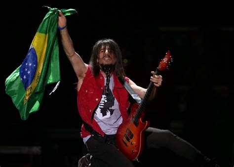 Guns N Roses Enfileira Hits E Covers E Faz Homenagem A Ayrton Senna Em