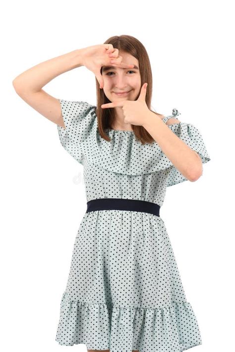 Jeune Belle Fille En Robe Bleue Avec Pois Polka Sur Fond Blanc Photo