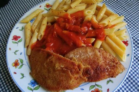 Nudeln in Tomatensosse und Jägerschnitzel Rezept kochbar de