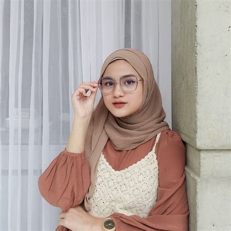 Meniilik Model Kacamata Untuk Wajah Bulat Berjilbab Varia Katadata