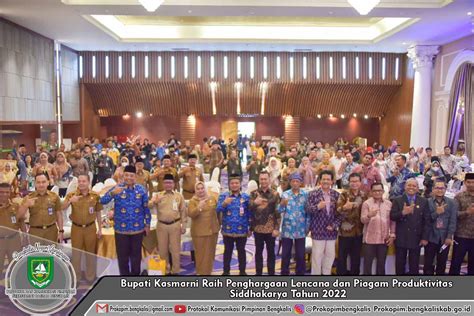 Bupati Kasmarni Raih Penghargaan Lencana Dan Piagam Produktivitas