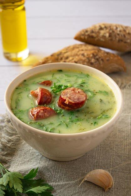 Sopa De Col Portuguesa Llamada Caldo Verde Sobre Mesa Blanca Foto Premium