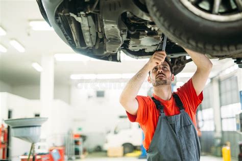 Trabajo En Equipo De Mecánico Automático Trabajo Feliz Mantenimiento