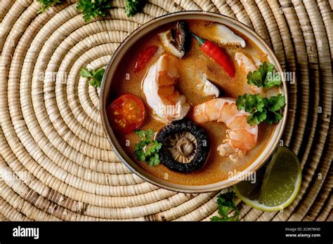 Sopa Tradicional Tailandesa Picante Tom Yum Kung Con Setas Shiitake Y