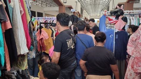 Potret Warga Ramai Belanja Di Bazaar Natal Serba Rp12 Ribu Di Kawasan