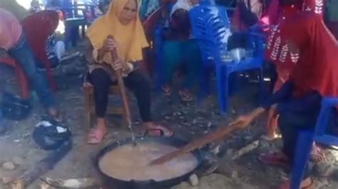 Tradisi Unik Di Kabupaten Lahat Ndodol Ala Emak Emak Di Tanjung Sakti