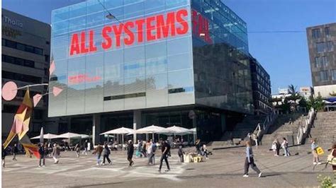 Schlossplatz Stuttgart Was Passiert Da Mit Calders Plastik