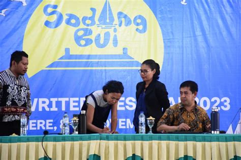 Flores Writers Festival Dibuka Dengan Seminar Jejak Keterhubungan