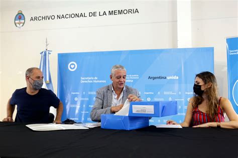 El Secretario de Derechos Humanos recibió los documentos originales que