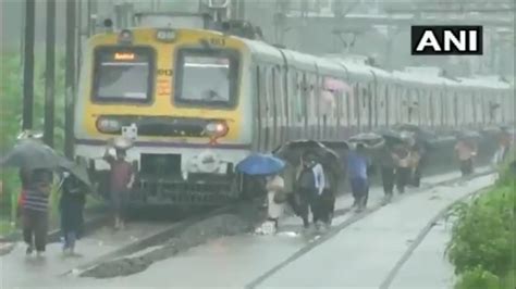 Heavy Rain Lashes Parts Of Mumbai Maharashtra Oneindia