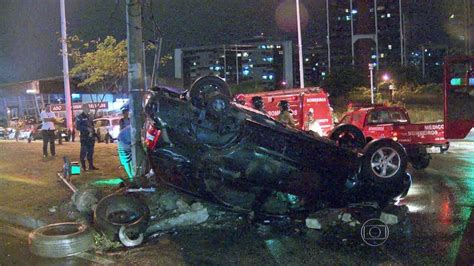 Colis O Entre Dois Carros Na Barra Da Tijuca No Rio Deixa Dois