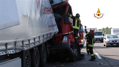 Vicenza Incidente Tra Quattro Tir In A Due Feriti Corrieredelveneto It