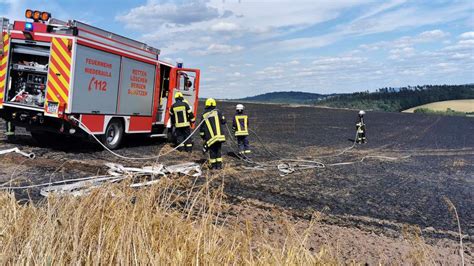 Flächenbrand neben der A7 Mähdrescher verursacht Feuer