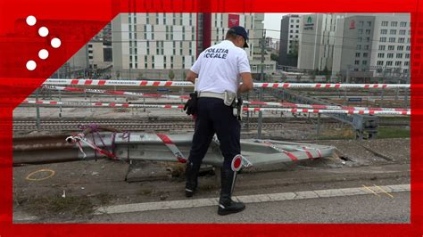 Mestre immagini dal cavalcavia da cui è precipitato il bus