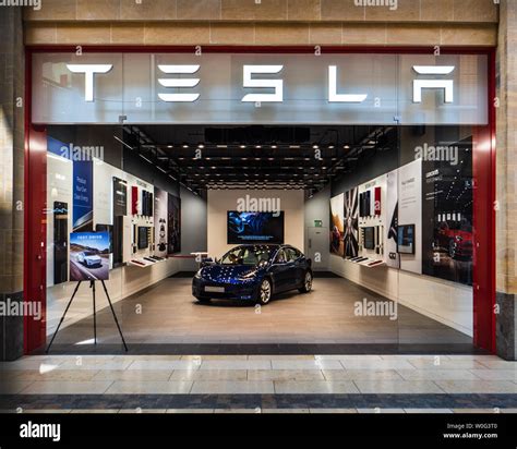 Tesla Car Showroom Uk Hi Res Stock Photography And Images Alamy