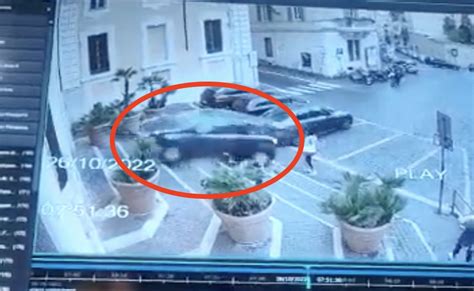 Tragedia Sfiorata A Roma Auto Si Schianta Su Un Palazzo E Rischia Di