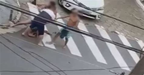 Vídeo Adolescente é brutalmente agredido após suposto roubo de celular