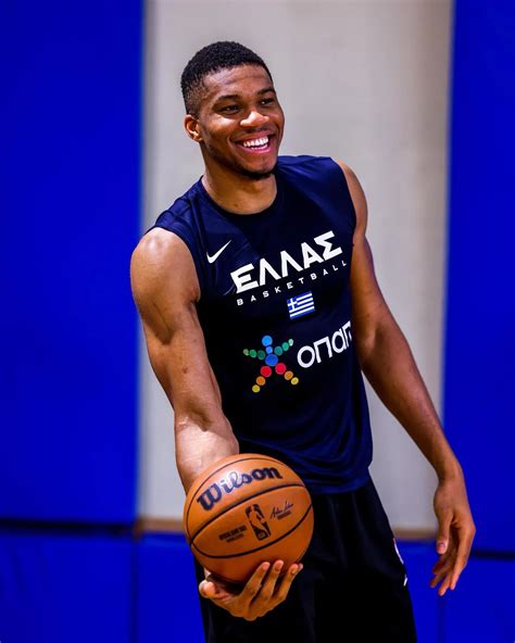 Giannis Antetokounmpo estrela dos Bucks anuncia que não planeja