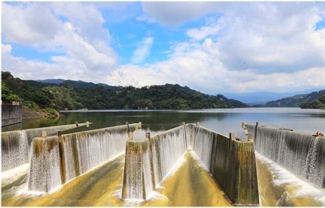 苗栗景點｜鯉魚潭鋸齒堰！滿水位限定的溢流奇景！療癒紓壓的水簾瀑布！－肉魯 走遍全台灣 環遊全世界｜痞客邦