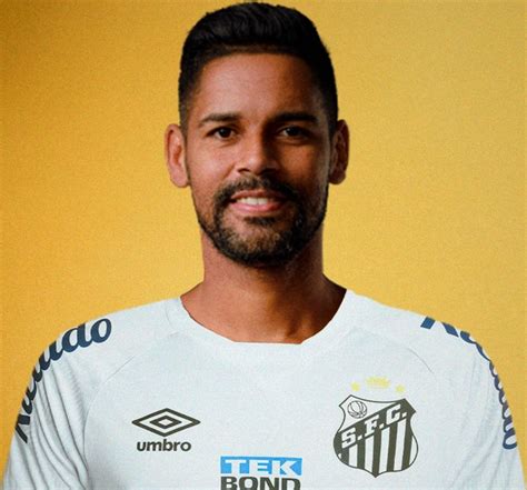 Santos anuncia a contratação do lateral Aderlan ex Bragantino