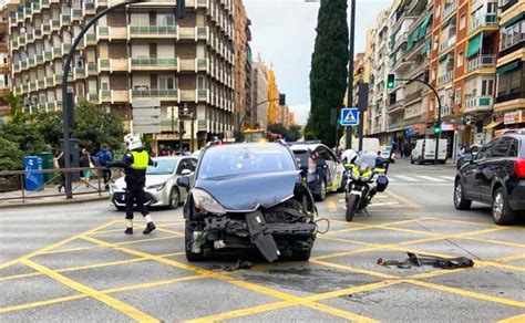 Una Ambulancia Choca Contra Un Coche En Granada Cuando Acud A A Una