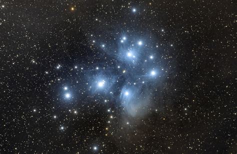 Pléyades las 7 estrellas hermanas que alumbran el cielo invernal Pro