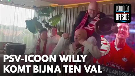 Psv Icoon Willy Van De Kerkhof Komt Bijna Ten Val Nadat Hij Op