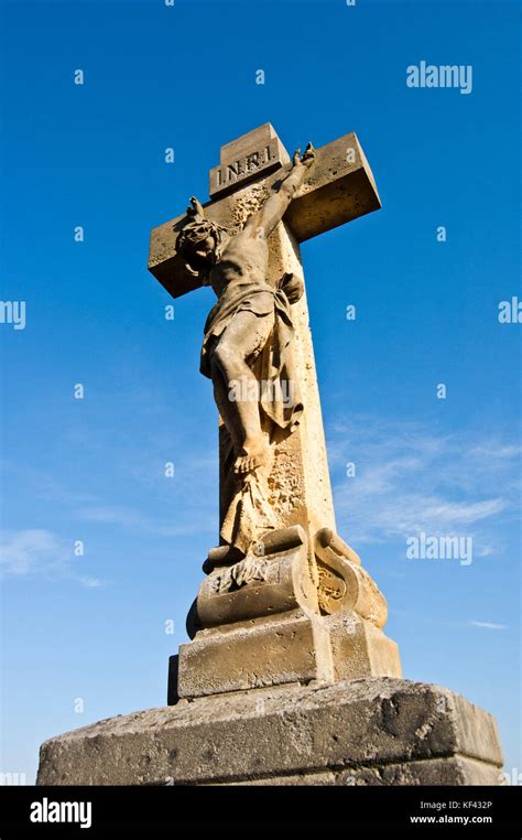 Cruz De Piedra Con Cristo Crucificado Fotografías E Imágenes De Alta