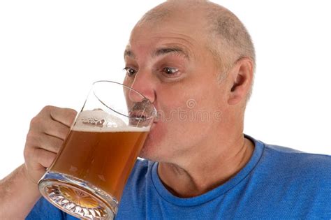 Cerveja Bebendo Do Homem Atrativo De Uma Caneca Foto De Stock Imagem