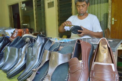 Produksi Sepatu Meningkat Antara Foto