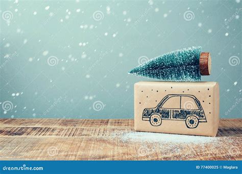 De Giftvakje Van De Kerstmisvakantie Met Autotekening En Pijnboomboom