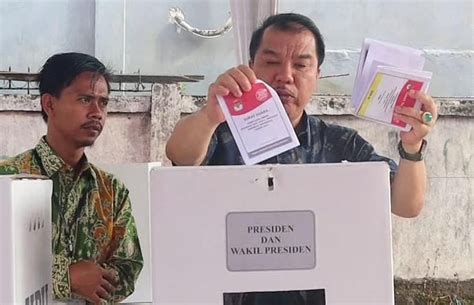 Pj Bupati Merangin Nyoblos Pemilu 2024 Di TPS 05 Pulau Kemang Sekda