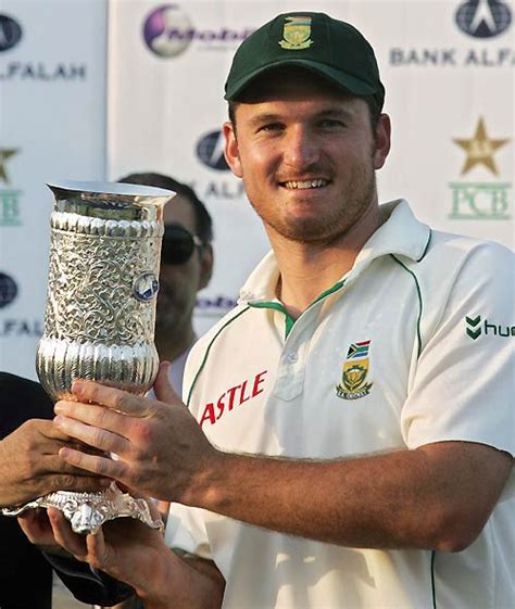 Graeme Smith poses with the series trophy | ESPNcricinfo.com