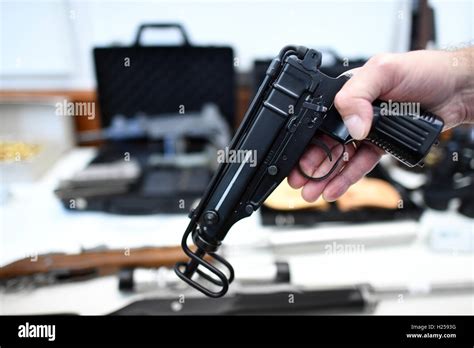 Pistolen Revolver Waffen Fotos Und Bildmaterial In Hoher Aufl Sung