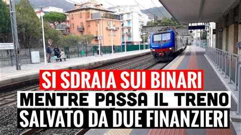 SI SDRAIA SUI BINARI MENTRE ARRIVA IL TRENO SALVATO IN EXTREMIS DA DUE