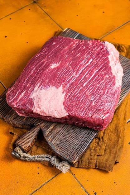 Pieza Entera De Carne De Res Cruda Carne De Pecho Fondo Naranja Vista