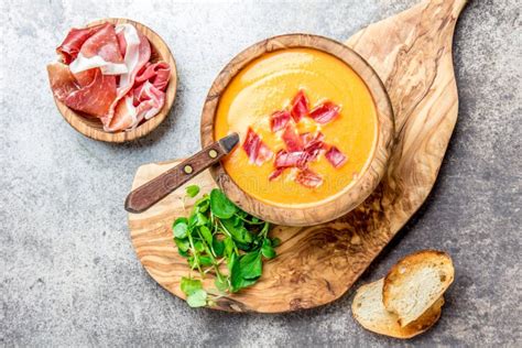 La Sopa Española Salmorejo Del Tomate Sirvió En Cuenco De Madera Verde