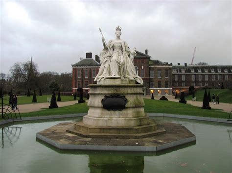 Паметникът на кралица Виктория пред Kensington Palace