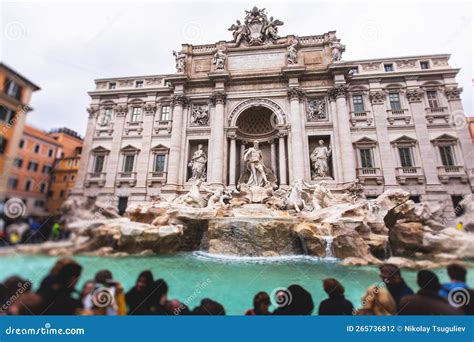 Der Trevi Brunnen In Italienischer Sprache Fontana Di Trevi Ein