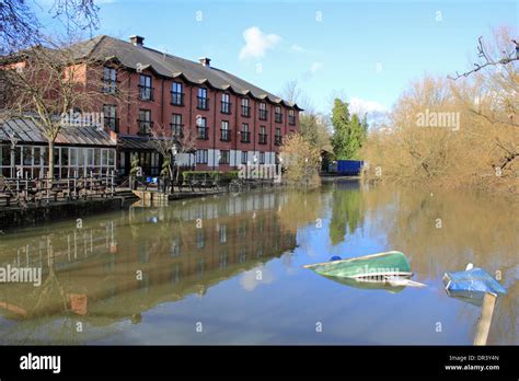 Chertsey bridge surrey england uk hi-res stock photography and images ...