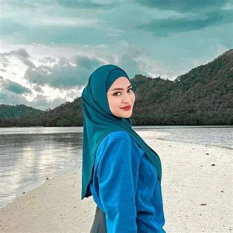 Patut Dicoba Inilah Gaya Berfoto Yang Keren Untuk Wanita Berhijab