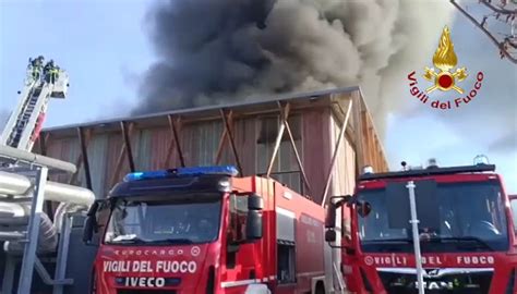 Incendio In Un Azienda Di Cavenago Di Brianza Brucia La Planet Farms